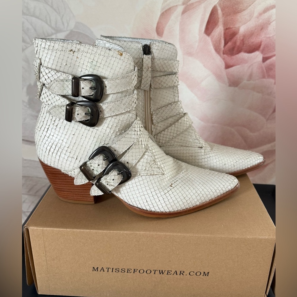 White Matisse Harvey Leather Double Buckle Ankle Boots Size 9